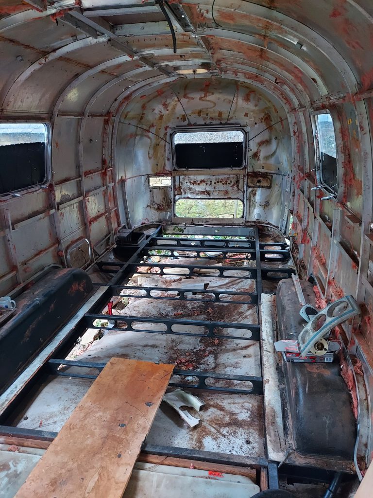 Floorless Airstream Landyacht